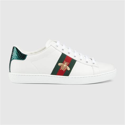 scarpe gucci stelle e ape|Sneaker Ace donna con ricamo ape in pelle bianca .